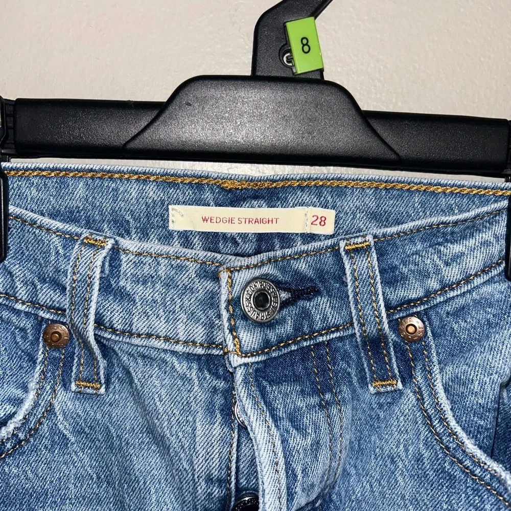 Levi’s Jeans - premium “wedgie straight” distressed medium blue button fly - Picture 4 of 13